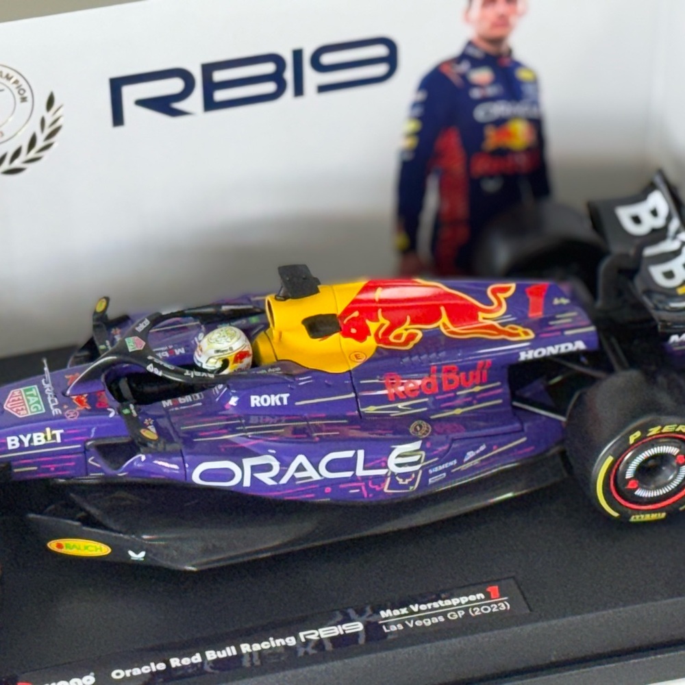 Red Bull Racing RB19 Model Car - Picture 8 of 15